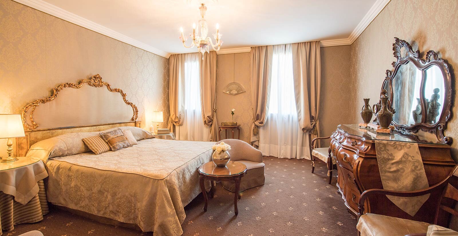 Discover the typical rooms and suites of the Metropole Hotel